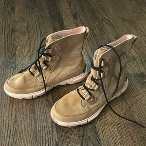Woman’s sorel winter boots size 9